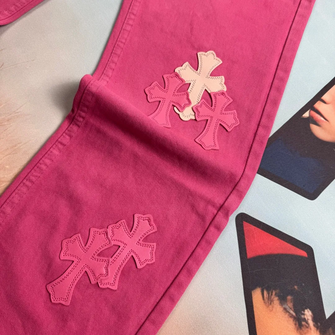 🅿️310 🔘Style No.-KL116 🔘Cro Heart𝐂𝐡𝐫𝐨𝐦𝐞 𝐇𝐞𝐚𝐫𝐭 Sex Records Series CH Girls Barbie Pink Leather Jeans* #Dopamine Personalized Jeans, Unlock New Street-Exploding Stances These pants can be called the soul item of dopamine style, an indispensable treasure in the wardrobe of fashionable people! It is the same style as the star, favored by many fashion bloggers, and popular all over the Internet. The new model achieves the ultimate in version and upper body effect. To create it, it took the same amount of time to make 20 short sleeves, which shows the complexity of the craftsmanship. The fabric is made of high-quality imported denim, which has a unique high-end texture. After many washes and proofing, the perfect color and texture were finally achieved. The moment you put it on, you can not only feel the comfort of the fabric, but also easily create an effortless sense of fashion, making you the center of attention wherever you go.  Size: XS M L (26.28.30.32) Color: Pink